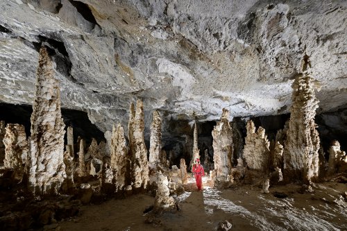 Grotte d'Hushm-Oyeek (Turkménistan) - Grande salle avec colonnes de gypse massives (avec personnage).(SP-24-1110)