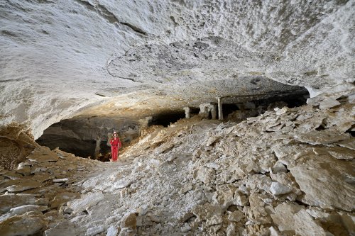 Grotte d'Hushm-Oyeek (Turkménistan) -  Galerie au plafond recouvert de gypse et plaques de gypse effondrées au sol (avec personnage).(SP-24-1122)
