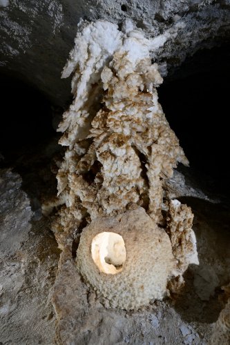 Grotte d'Hushm-Oyeek (Turkménistan) - Concrétion de gypse creuse avec boule à la base(SP-24-1127)