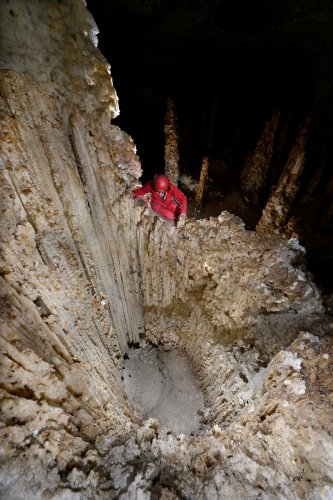 Grotte d'Hushm-Oyeek (Turkménistan) - Personnage au bord d'un puits de gypse (concrétion creuse)(SP-24-1135)
