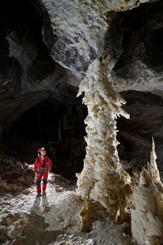 Grotte d'Hushm-Oyeek (Turkménistan) - Grande colonne de gypse avec personnage sur le côté.(SP-24-1143)