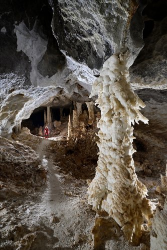 Grotte d'Hushm-Oyeek (Turkménistan) - Grande colonne de gypse avec personnage au fond de la galerie(SP-24-1145)