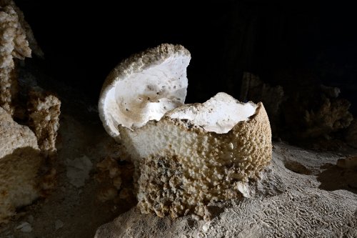 Grotte d'Hushm-Oyeek (Turkménistan) - Stalagmite creuse cassée.(SP-24-1149)