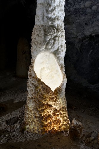 Grotte d'Hushm-Oyeek (Turkménistan) - Stalagmite creuse trouée sur le côté.(SP-24-1156)