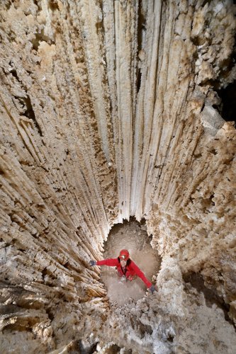 Grotte d'Hushm-Oyeek (Turkménistan) - Personnage au fond d'un puits de gypse (concrétion creuse).(SP-24-1164)