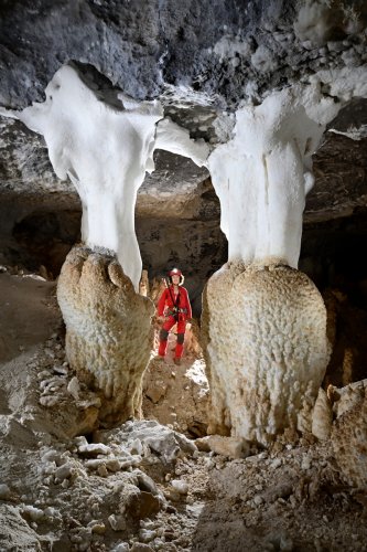 Grotte d'Hushm-Oyeek (Turkménistan) - Colonnes de gypse avec renflement au pied et personnage en fond.(SP-24-1170)