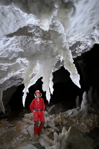 Grotte de Geophysicheskaya (Turkménistan) - Galerie rouge : chandeliers de gypse avec personnage en arrière plan (SP-24-1197)