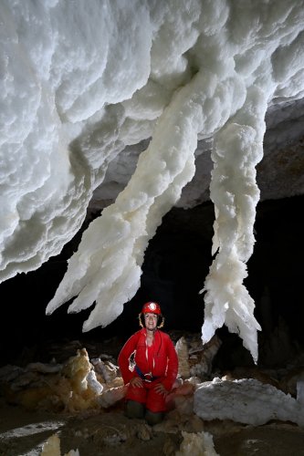 Grotte de Geophysicheskaya (Turkménistan) - Chandeliers avec personnage à genoux en arrière-plan (SP-24-1199)