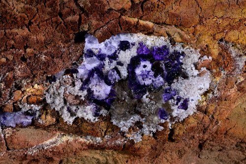 Grotte de Geophysicheskaya (Turkménistan) - Galerie rouge : cristaux de fluorite (fluorure de calcium) sur les parois. (SP-24-1226)