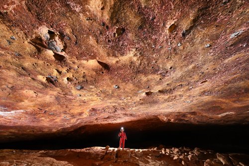 Grotte de Promeszutocyana / Intermédiaire (Turkménistan) - Salle au plafond rouge (avec personnage)(SP-24-1234)