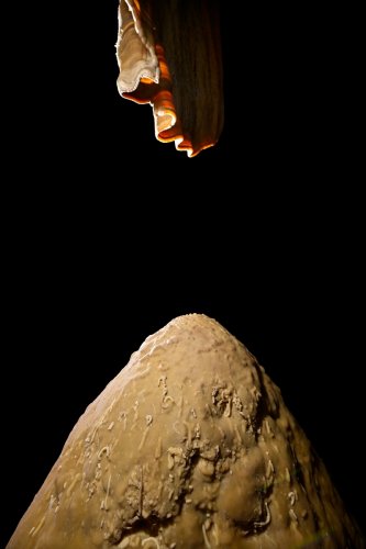 Grotte de Geophysicheskaya (Turkménistan) - Salle des blocs : stalagmite avec diplopodes calcifiés.(SP-24-1260)