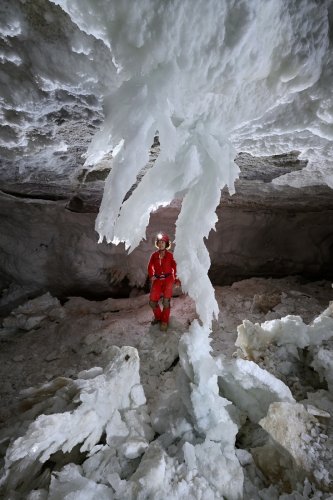 Grotte de Geophysicheskaya (Turkménistan) - Galerie blanche : colonne et chandelier de gypse avec personnage en arrière plan.(SP-24-1271)