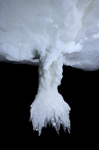 Grotte de Geophysicheskaya (Turkménistan) - Galerie blanche : chandelier de gypse avec cristaux à son extrémité.(SP-24-1272)