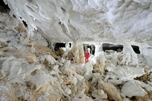 Grotte de Geophysicheskaya (Turkménistan) - Galerie blanche : salle dans le gypse avec blocs effondrés au sol (personnage en arrière plan)(SP-24-1275)
