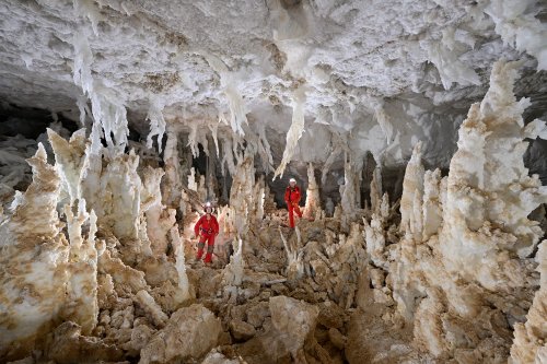 Grotte de Geophysicheskaya (Turkménistan) - Galerie blanche : salle dans le gypse avec colonnes (deux personnages).(SP-24-1278)