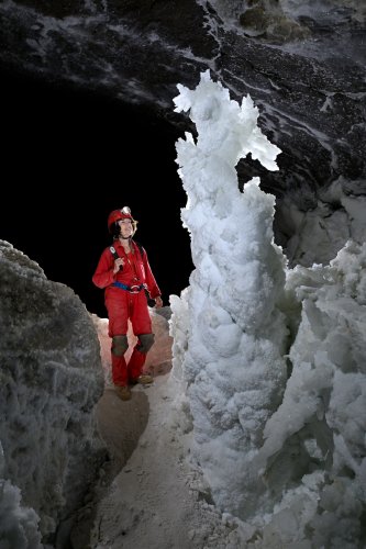 Grotte de Geophysicheskaya (Turkménistan) - Galerie blanche : personnage à côté d'une stalagmite de gypse.(SP-24-1284)