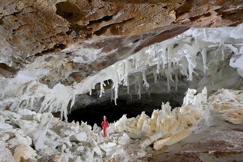 Grotte de Geophysicheskaya (Turkménistan) - Galerie blanche : vue générale du début de la galerie avec de nombreux chandeliers de gypse au plafond.(SP-24-1287)