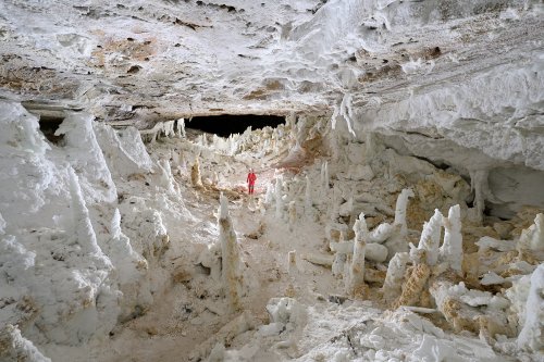 Grotte de Geophysicheskaya (Turkménistan) - Galerie blanche : grande salle concrétionnée entièrement recouverte de gypse (personnage en arrière plan).(SP-24-1296)