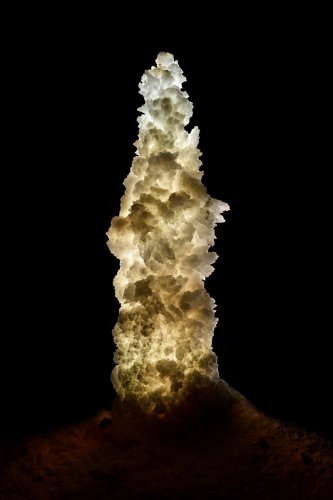 Grotte de Geophysicheskaya (Turkménistan) - Salle rose : stalagmite de gypse transparente éclairée en contre-jour.(SP-24-1300)