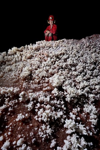 Grotte de Geophysicheskaya (Turkménistan) - Galerie rouge : rocher rouge recouvert de petits bouquets d'aragonite(SP-24-1316)