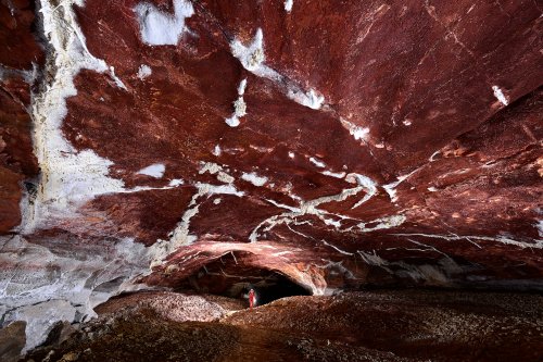 Grotte de Geophysicheskaya (Turkménistan) - Galerie rouge : grande galerie au plafond rouge avec des placages de veines (personnage en arrière plan).(SP-24-1343)