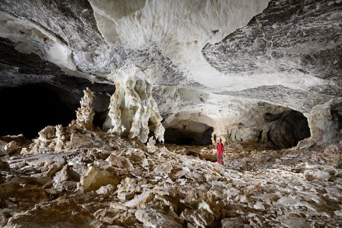 Grotte d'Hushm-Oyeek (Turkménistan) - Grandes galerie avec des colonnes massives de gypse et blocs de gypse effondrés au sol.(SP-24-1387)