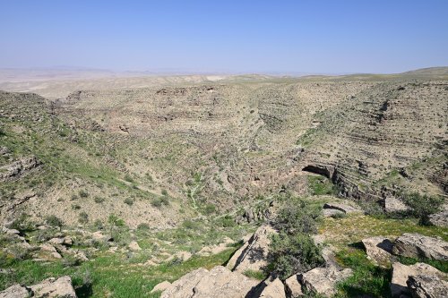 Grotte de Geophysicheskaya (Turkménistan) - Vue générale du canyon dans lequel s'ouvre la cavité(SP-24-1408)
