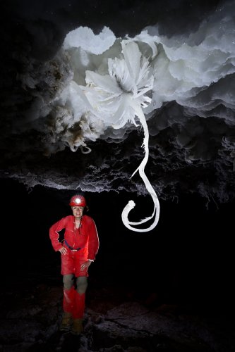 Grotte de Geophysicheskaya (Turkménistan) - Fleur de gypse avec filament en point d'interrogation inversé (personnage en arrière plan).(SP-24-1456)