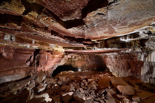 Grotte de Geophysicheskaya (Turkménistan) -  Salle des blocs : vue générale avec personnage en fond.  (SP-24-1523)