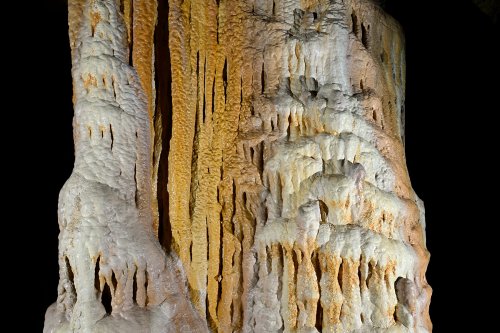 Grotte de Franconie n°3 (Allemagne) - Détail d'un grand pilier massif coloré.(SP-24-1736)