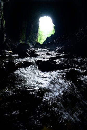 Tkalca Jama (Slovénie) - Rivière souterraine avec porche d'entrée en fond(SP-24-1819)