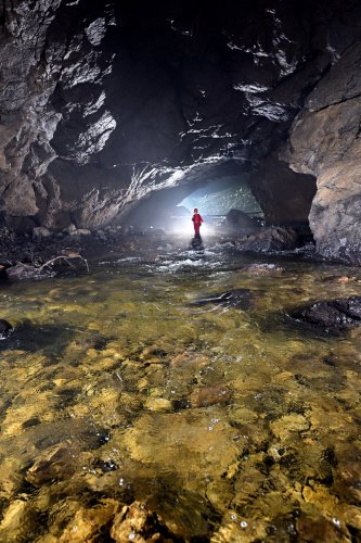 Tkalca Jama (Slovénie) - Rivière souterraine du Rak avec personnage en fond.(SP-24-1829)