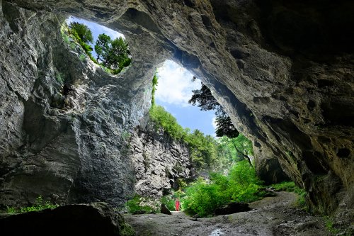 Mali Naravni most  (Slovénie) - Doline d'effondrement sur le cours souterrain du Rak avec petite arche naturelle vue de dessous.(SP-24-1878)