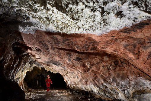 Ardoi cave (Slovaquie) - Salle aux parois rouges partiellement couvertes de concrétions  (avec graffitis)(SP-24-1917)