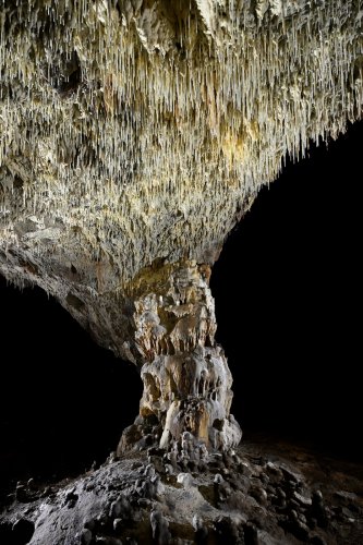 Ardoi cave (Slovaquie) - Pilier et plafond concrétionné avec fistuleuses jaunes(SP-24-1921)