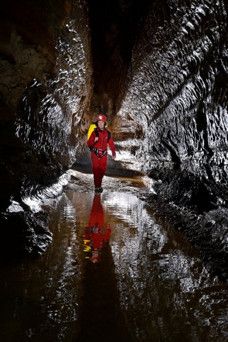 Beke cave (Hongrie) - Progression dans la rivière avec coups de gouge sur les parois(SP-24-1950)