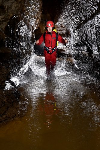 Beke cave (Hongrie) - Progression dans la rivière avec spéléo en train de courir dans l'eau(SP-24-1951)