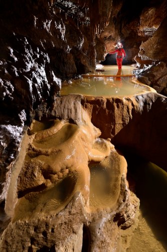 Beke cave (Hongrie) - Série de gours superposés dans la rivière(SP-24-1952)