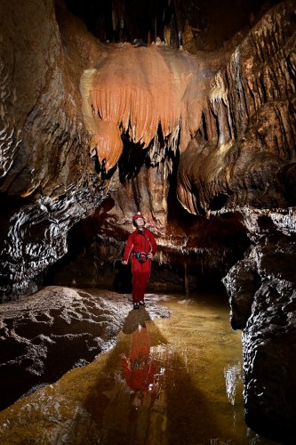 Beke cave (Hongrie) - Rivière surmontée d'une coulée de calcite orange (SP-24-1957)