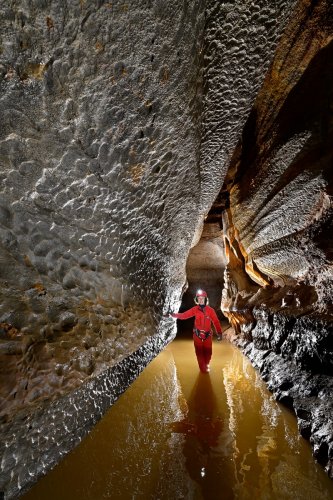 Beke cave (Hongrie) - Progression dans la rivière avec parois sculptées de coups de gouge(SP-24-1974)
