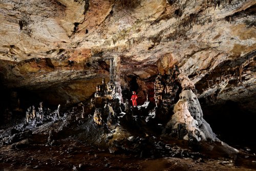 Baradla barlang (Hongrie) - Groupe de concrétions  massives noircies par la suie (spéléo au milieu des colonnes)(SP-24-2058)