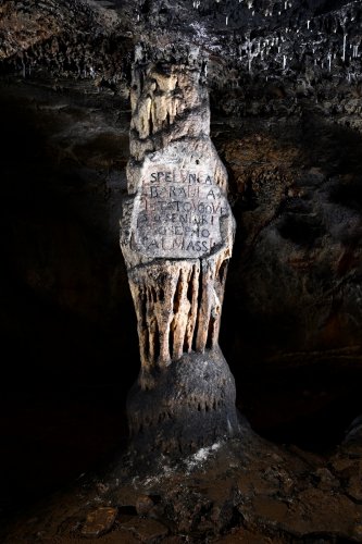 Baradla barlang (Hongrie) - Inscriptions gravées sur une stalagmite massive commémorant la visite de l'archiduc Joseph en 1806(SP-24-2061)