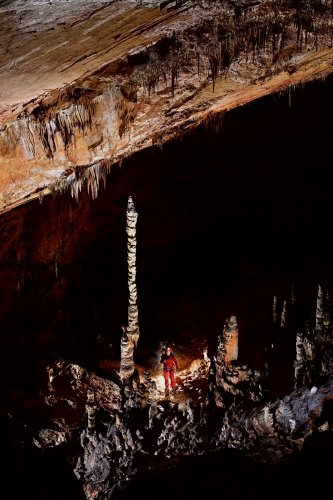 Baradla barlang (Hongrie) - Salle avec spéléologue au pied d'une grande stalagmite  (vue de haut)(SP-24-2063)