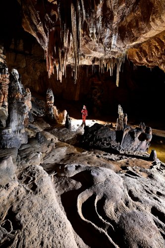 Baradla barlang (Hongrie) - Passage avec concrétions et gour asséché au premier plan (spéléo en fond)(SP-24-2073)