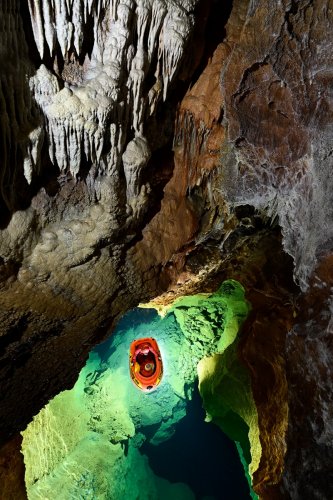 Rakoczi cave (Hongrie) - Navigation sur le lac qui occupe le fond de cette cavité naturelle recoupée par la mine d'Esztramos Hill (SP-24-2097)
