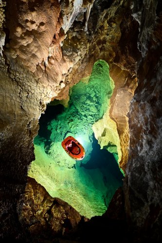 Rakoczi cave (Hongrie) - Navigation sur le lac qui occupe le fond de cette cavité naturelle recoupée par la mine d'Esztramos Hill (SP-24-2100)