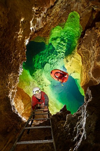 Rakoczi cave (Hongrie) - Navigation sur le lac qui occupe le fond de cette cavité naturelle recoupée par la mine d'Esztramos Hill (personnage sur l'échelle)(SP-24-2106)