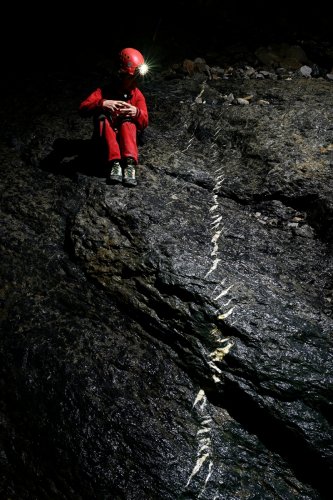 Gouffre de la Pierre Saint-Martin (Pyrénées-Atlantiques) - Base de la salle de la Verna : fentes de tensions en échelon (ou fractures de Riedel) sur un affleurement rocheux. Ces fentes donnent des indications aux géologues sur les contraintes tectoniques qui ont affecté le massif (SP-24-2209)