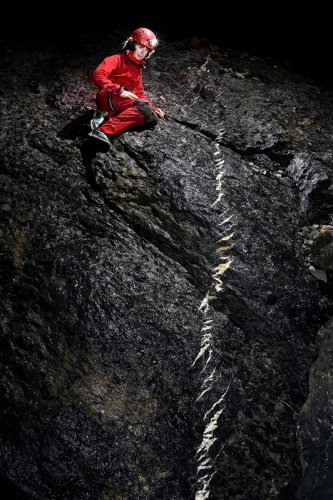 Gouffre de la Pierre Saint-Martin (Pyrénées-Atlantiques) - Base de la salle de la Verna : fentes de tensions en échelon (ou fractures de Riedel) sur un affleurement rocheux. Ces fentes donnent des indications aux géologues sur les contraintes tectoniques qui ont affecté le massif(SP-24-2214)