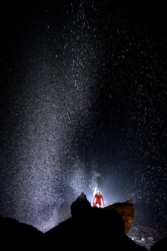 Gouffre de la Pierre Saint-Martin (Pyrénées-Atlantiques) - Cascatelle tombant du plafond de la salle de Verna en période d'étiage avec spéléo remontant l'éboulis(SP-24-2218)